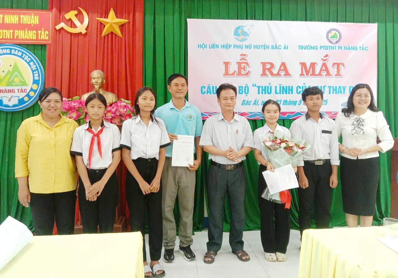 Bà Phan Thị Ngân Hạnh, Chủ tịch Hội LHPN tỉnh tặng hoa chúc mừng Ban chủ nhiệm Câu lạc bộ “Thủ lĩnh của sự thay đổi” Trường Phổ thông DTNT Pi Năng Tắc. 