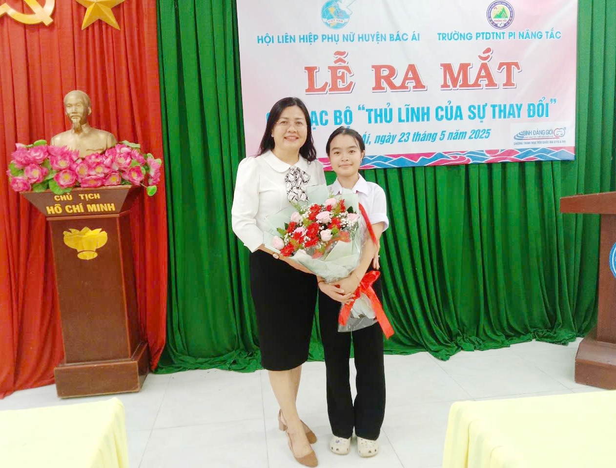 han Thị Ngân Hạnh, Chủ tịch Hội LHPN tỉnh tặng hoa em Vũ Nguyễn Thảo Nguyên học sinh lớp 8A2, Chủ nhiệm CLB “Thủ lĩnh của sự thay đổi”.
