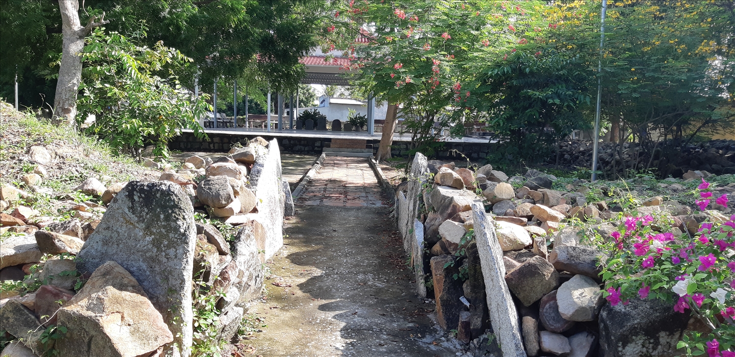 Di tích vòng thành đá Po Klong Halau