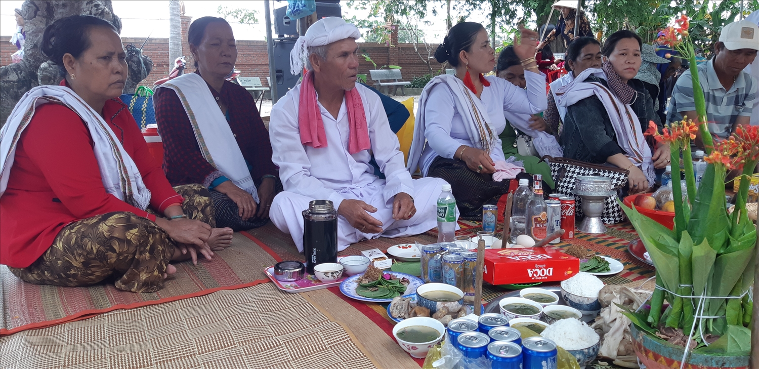 Dâng lễ vật tại đền thờ nữ thần Po Ina nagar
