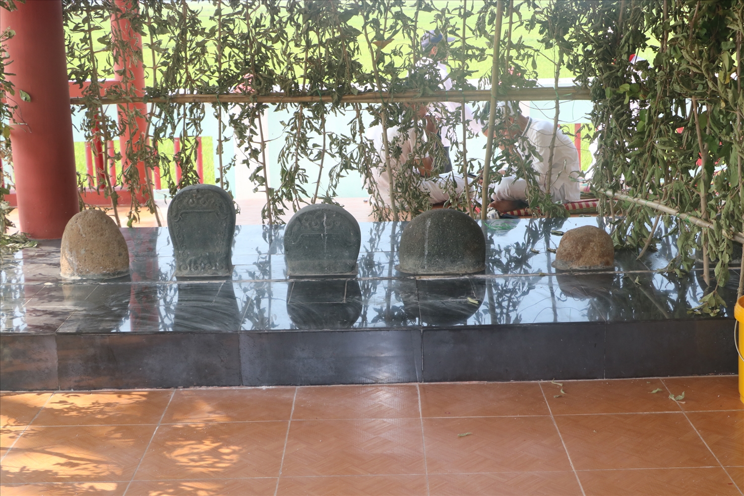Đá Kut có điêu khắc hoa văn của tộc họ Hamu Makia