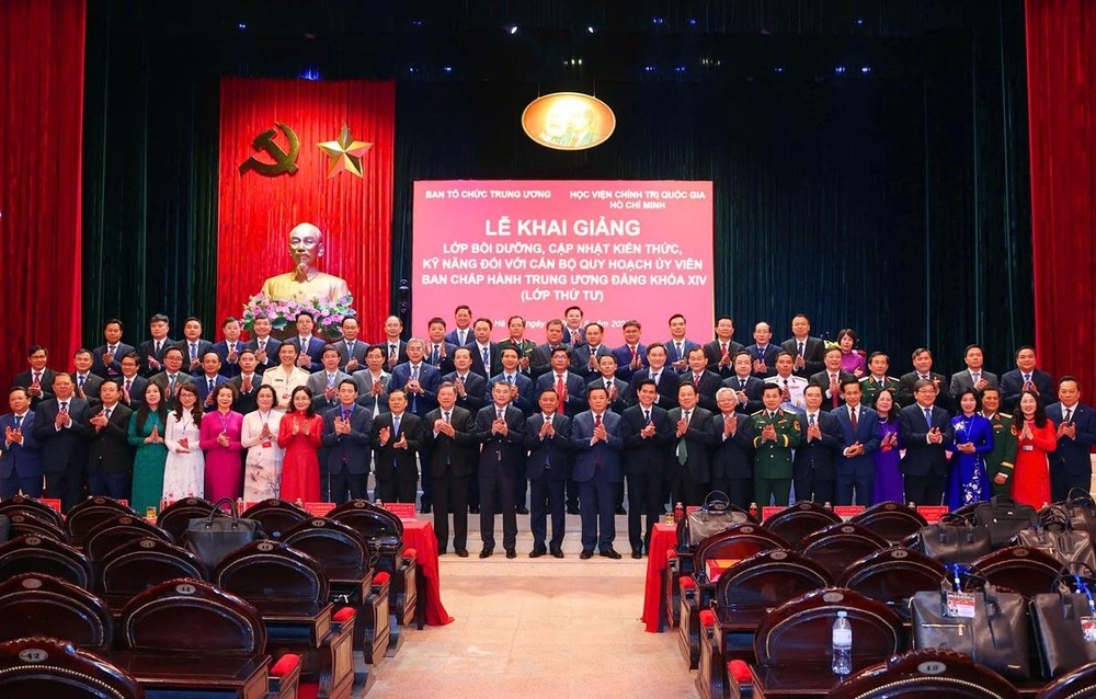 Các đại biểu chụp ảnh lưu niệm cùng các học viên lớp bồi dưỡng. Ảnh: TTXVN