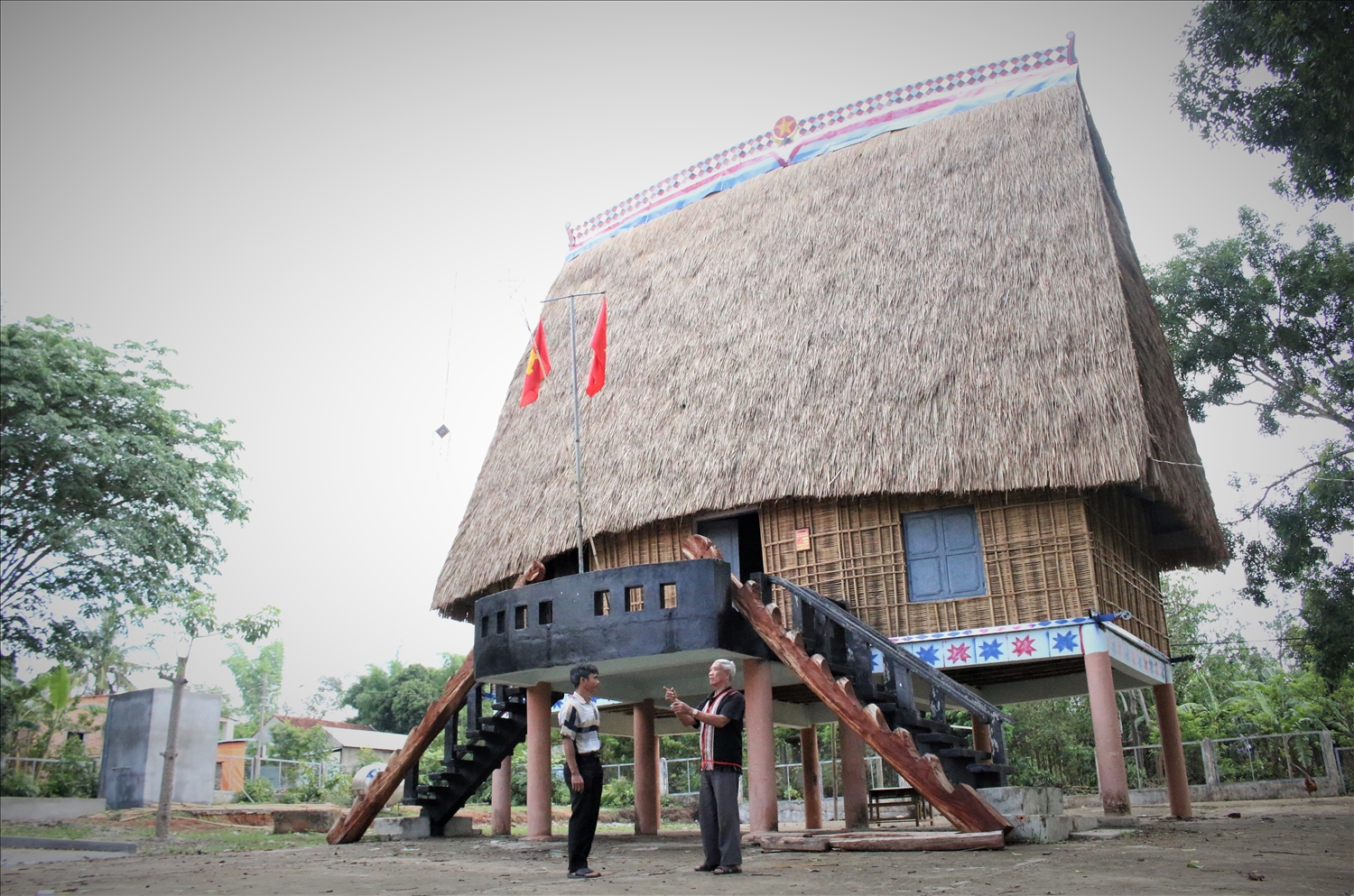 Với sự tuyên truyền, vận động của ông A Gởi (bên phải), Người có uy tín làng Kroong Klah, xã Kroong, người dân trong làng đã chung tay, góp sức sửa chữa lại nhà rông truyền thống 