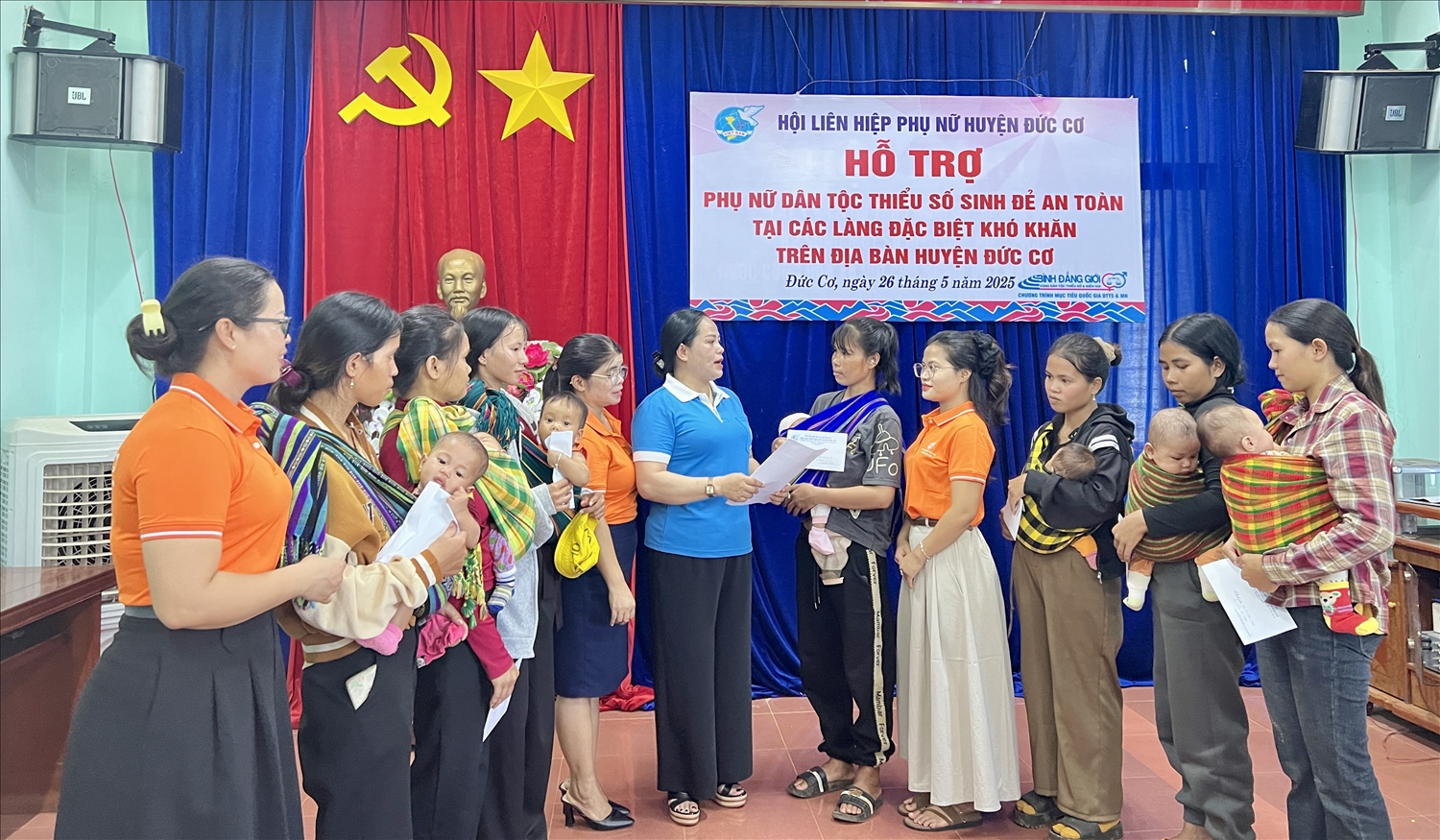 Hội Liên hiệp phụ nữ huyện Đức Cơ (tỉnh Gia Lai) tuyên truyền kiến thức chăm sóc sức khỏe bà mẹ trẻ em cho phụ nữ người DTTS được nhận gói hỗ trợ sinh đẻ an toàn