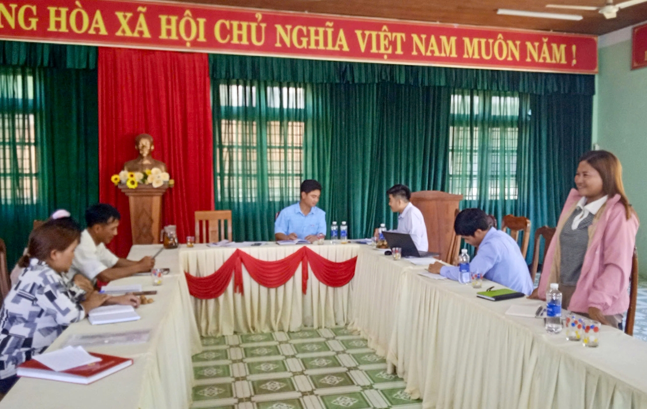 Chị Hồ Thị Hồng (đang đứng) trong một cuộc họp giao ban tại Hội trường Ủy ban xã Trà Nam