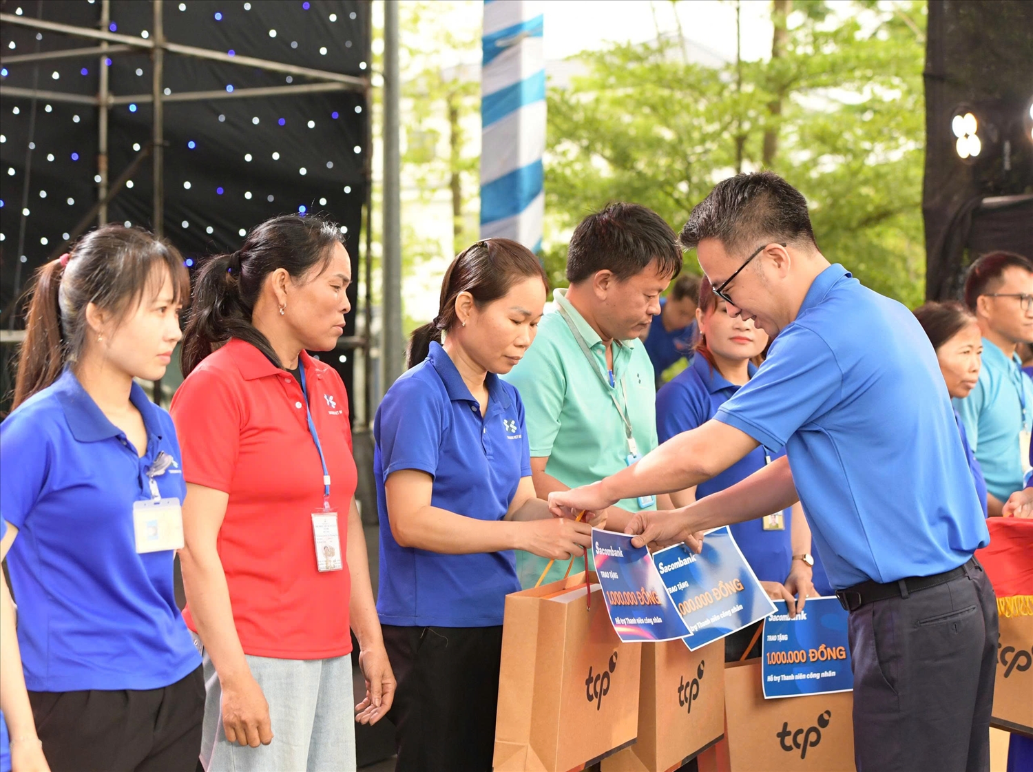Ban tổ chức trao quà cho công nhân có hoàn cảnh khó khăn