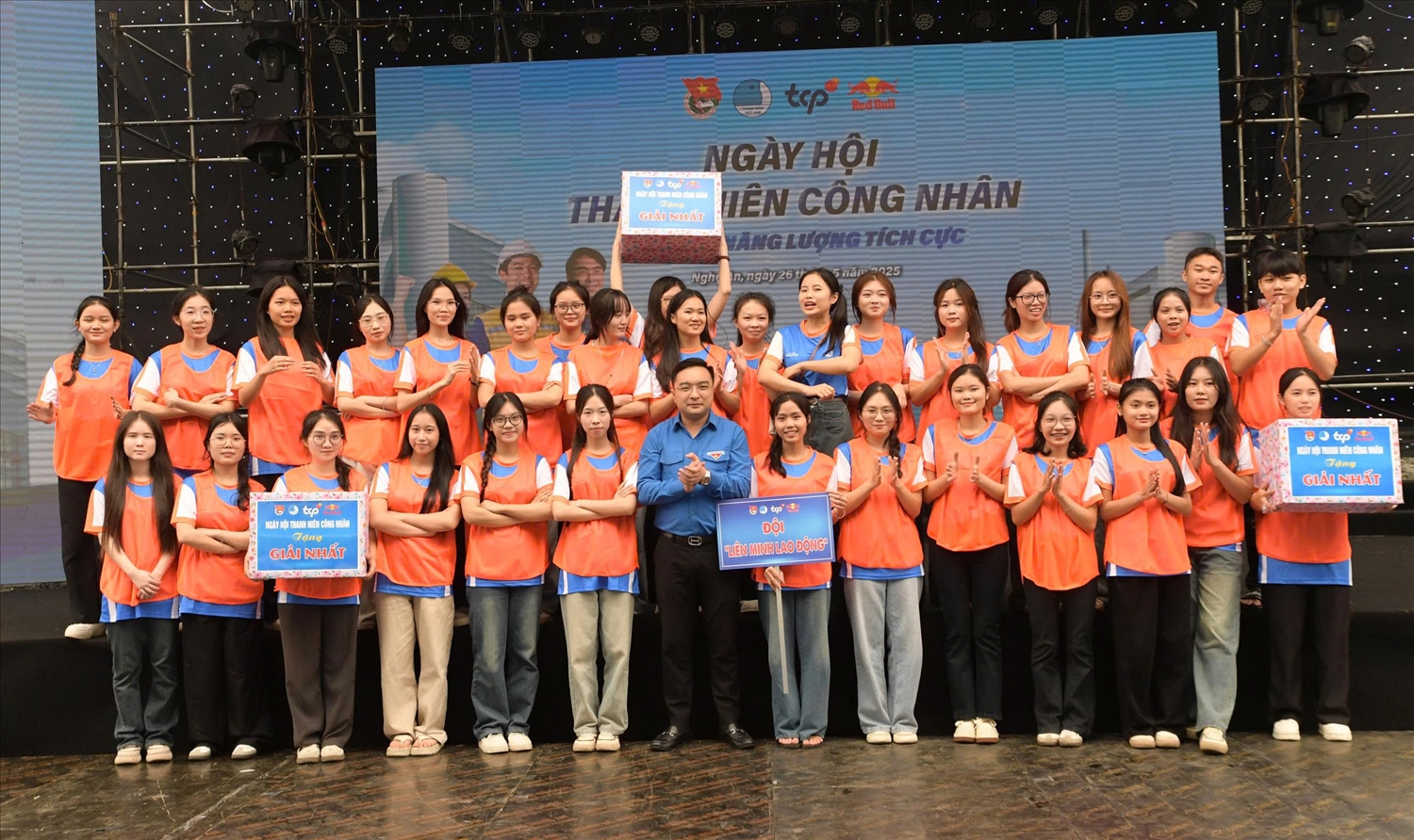 Ban tổ chức trao giải cho các đội thi trong Ngày hội