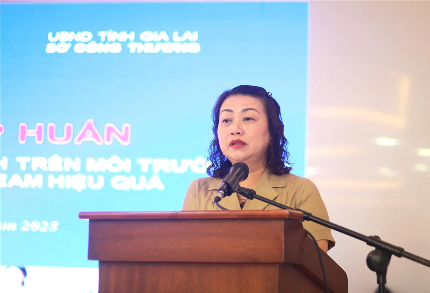 Bà Đào Thị Thu Nguyệt, Phó Giám đốc Sở Công Thương tỉnh Gia Lai phát biểu tại buổi tập huấn