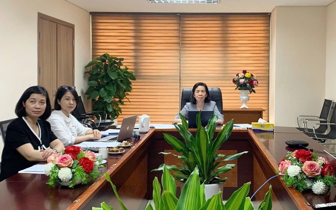 Phó Chủ tịch Hội LHPN Việt Nam Nguyễn Thị Minh Hương (bìa phải) chủ trì và định hướng Hội thảo tại điểm cầu Hà Nội