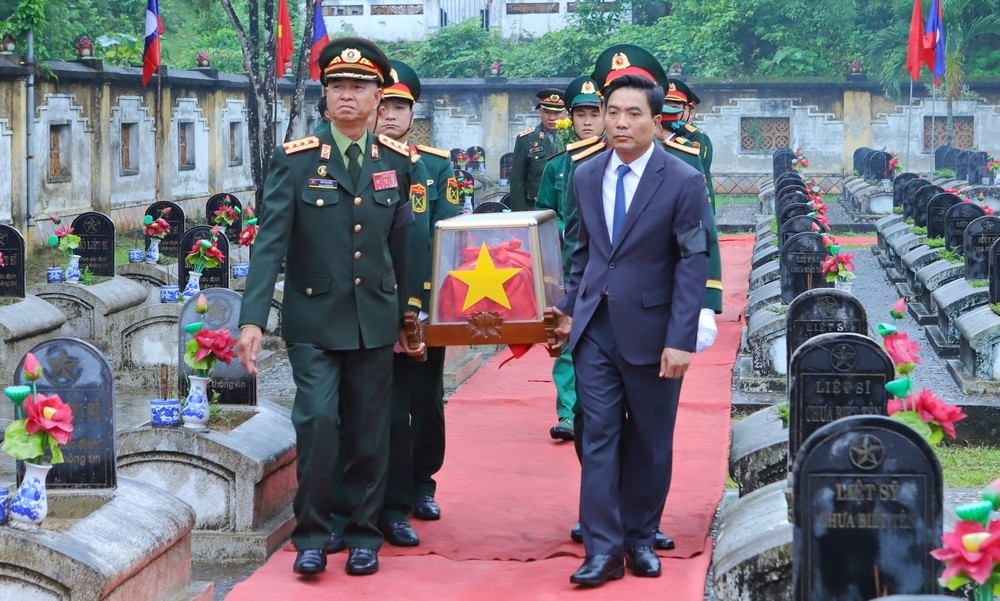 Bí thư Tỉnh ủy Thanh Hóa Nguyễn Doãn Anh và Đại tá Nếch Vị Khạ Chăn, Chính ủy Bộ CHQS tỉnh Hủa Phăn (Lào) đưa hài cốt liệt sĩ đến nơi an nghỉ tại Nghĩa trang Liệt sĩ Quốc tế Đồng Tâm.