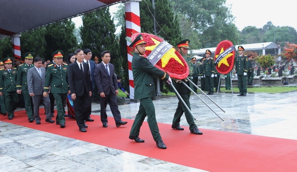 Đoàn đại biểu Đảng bộ, chính quyền, quân và dân tỉnh Thanh Hóa dâng hoa, dâng hương các anh hùng liệt sĩ.(ảnh Minh Hiếu)