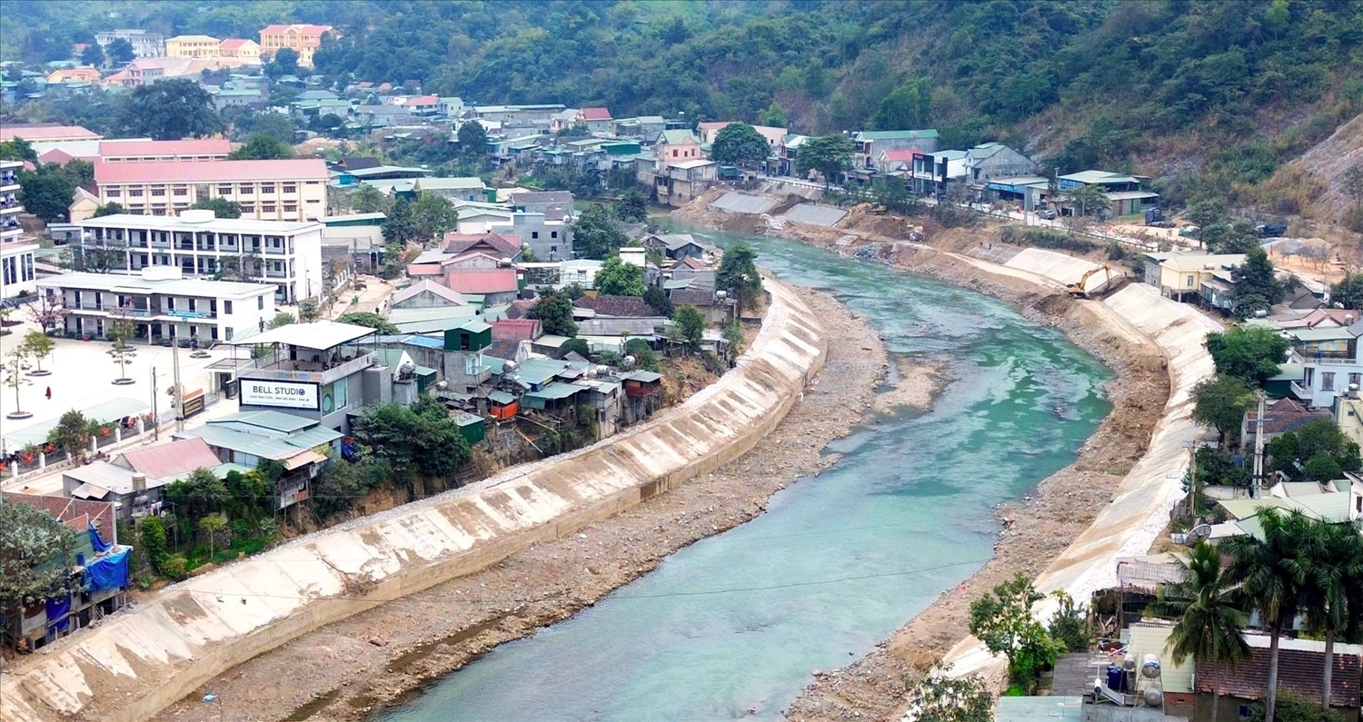 Bờ kè dọc sông Nậm Mộ, đoạn qua thị trấn Mường Xén đã mang đến sắc thái mới cho thủ phủ miền biên viễn Kỳ Sơn