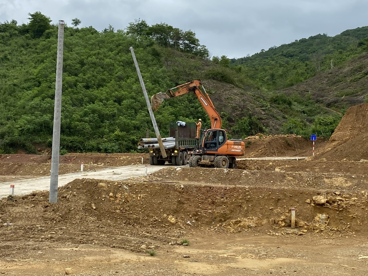 Thi công hệ thống điện lưới sinh hoạt ở khu tái định cư dành cho người dân vùng lũ xã Tà Cạ, huyện Kỳ Sơn