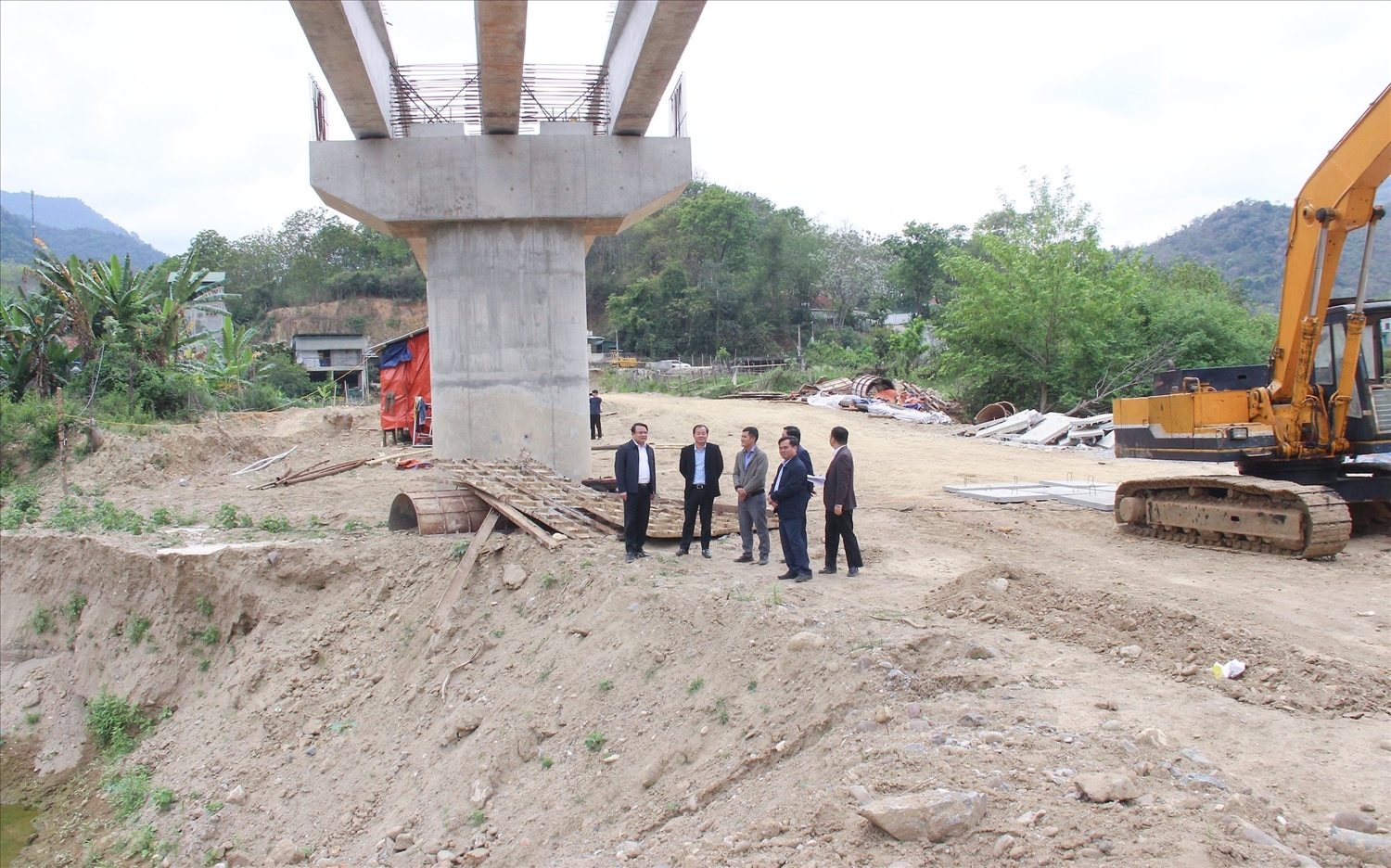 Những cây cầu bắc qua sông Nậm Mộ đã góp phần xóa thế ""tứ tắc" cho nhiều bản làng huyện Kỳ Sơn (Trong ảnh: Ông Phùng Thành Vinh, Phó Chủ tịch UBND tỉnh Nghệ An -bìa trái, kiểm tra tiến độ xây dựng cầu bắc qua sông Nậm Mộ tại xã Hữu Kiệm