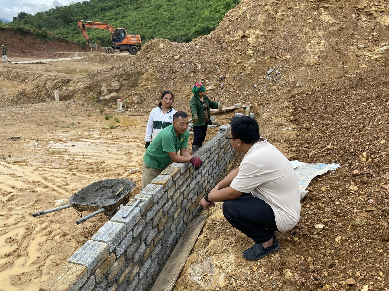 Gia đình anh Mùa Bá Tu, bản Sơn Hà xây bờ bao thửa đất nhà mình tại phần đất khu tái định cư dành cho vùng sạt lở xã tà Cạ, huyện Kỳ Sơn