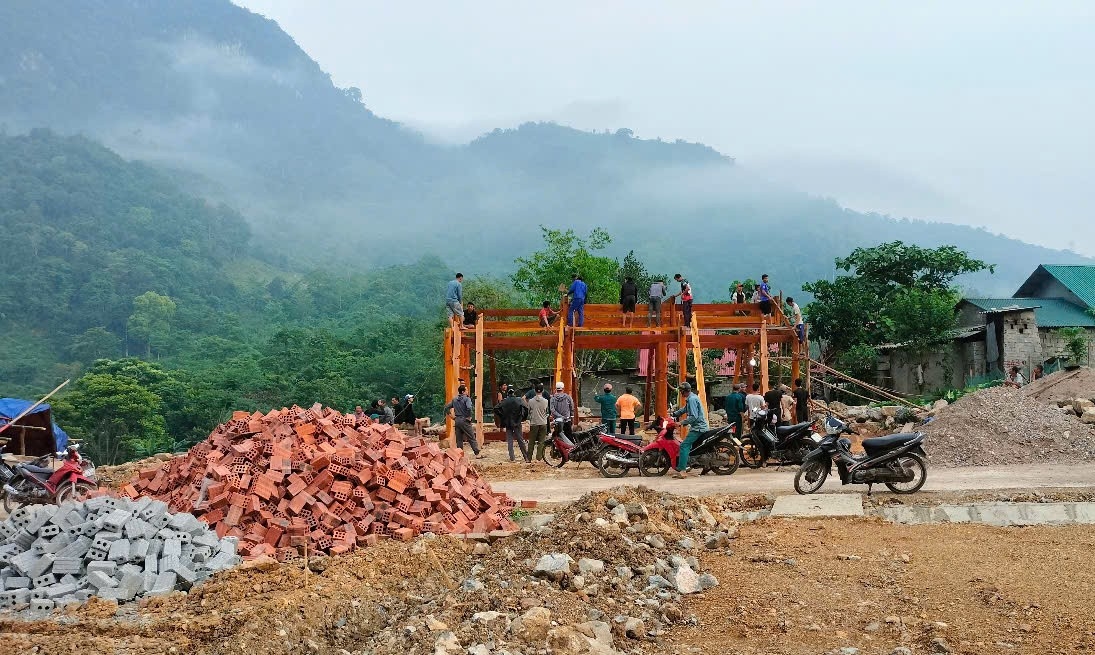 Người dân hối hả dựng nhà ở khu tái định cư khe Mò Nừng, bản Xốp Tụ của xã Mỹ Lý, huyện Kỳ Sơn