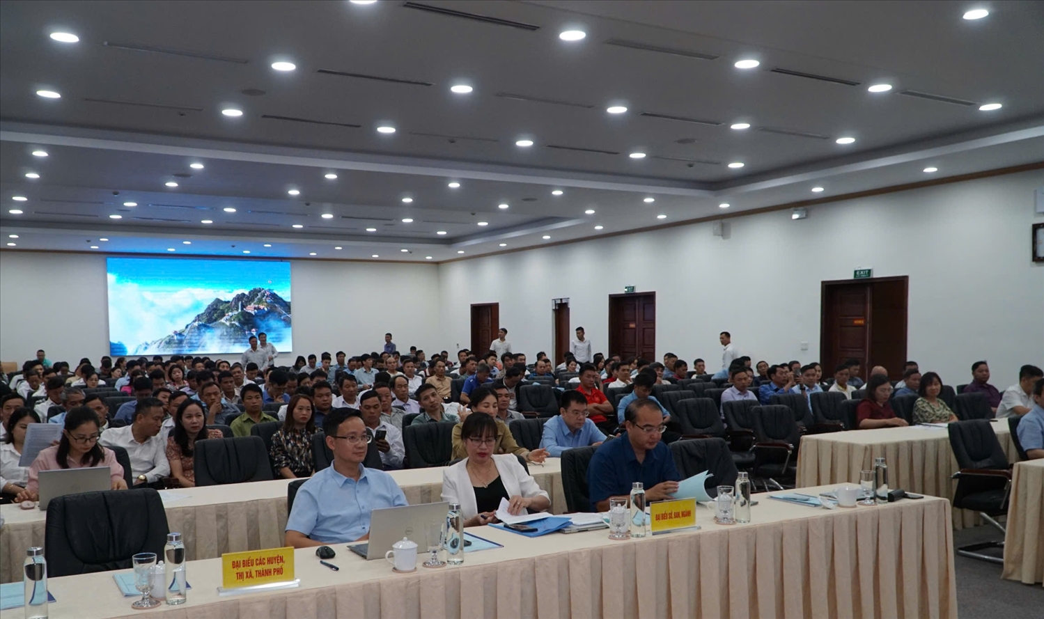 Tham dự hội nghị có lãnh đạo các sở, ban ngành, lãnh đạo các huyện, thị xã, thành phố của tỉnh Lào Cai