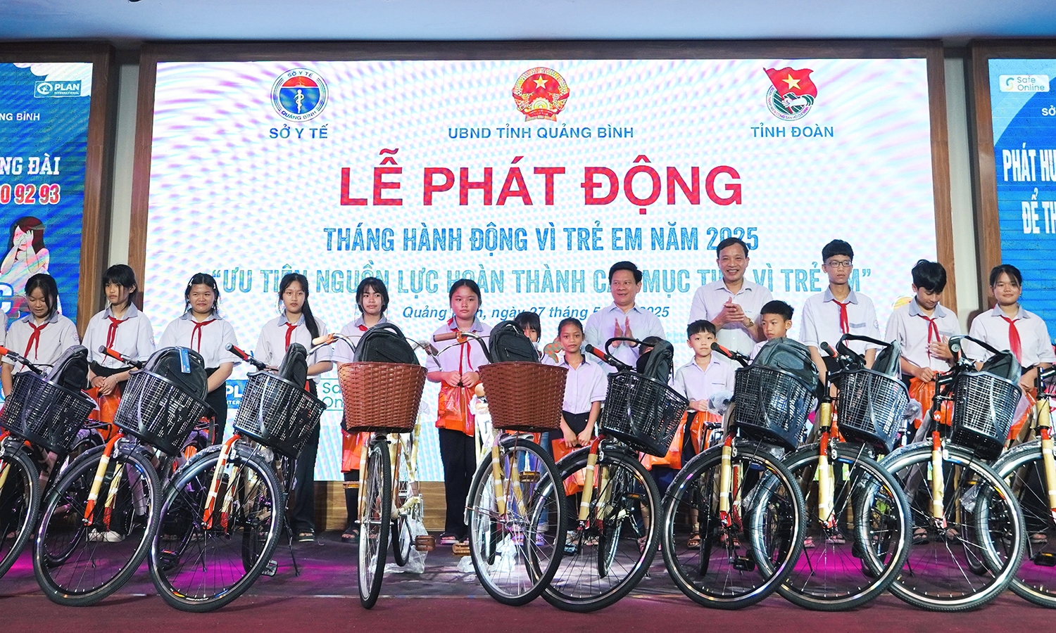 Ban tổ chức đã trao tặng 100 suất quà cho trẻ em mồ côi, trẻ em có hoàn cảnh đặc biệt khó khăn