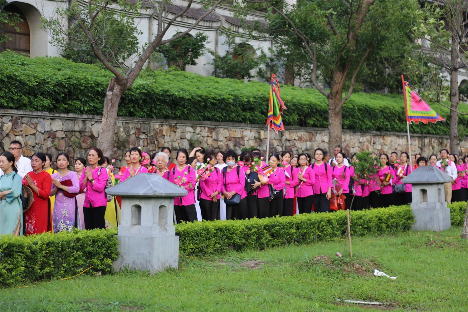Dòng người xếp hàng trật tự trong không gian trang nghiêm, linh thiêng nơi đất Phật Yên Tử