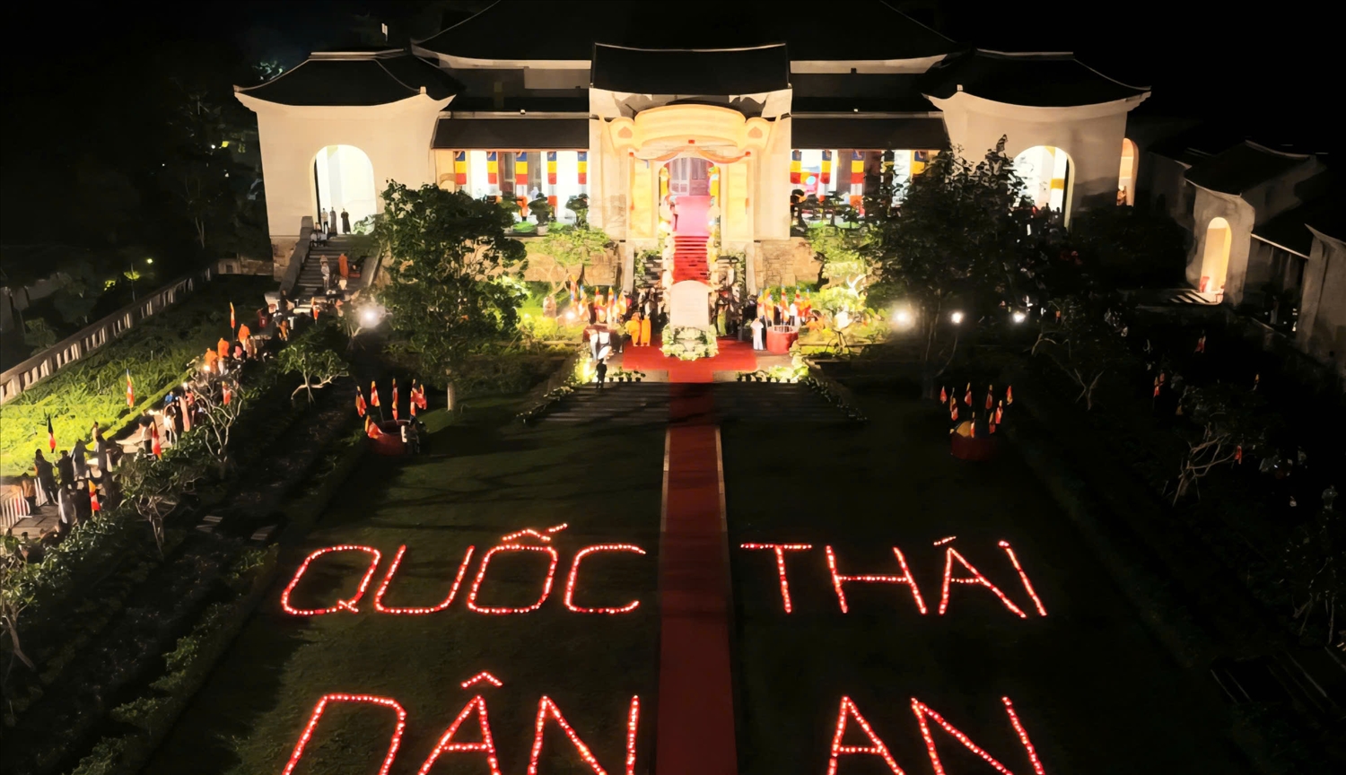 Chữ “Quốc thái - Dân an” được ghép bằng 1.000 ngọn nến, thắp sáng giữa khoảng sân rộng Cung Trúc Lâm Yên Tử