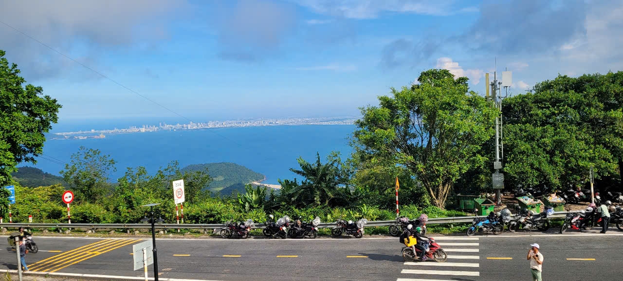 Vịnh Lăng Cô nhìn từ đèo Hải Vân 