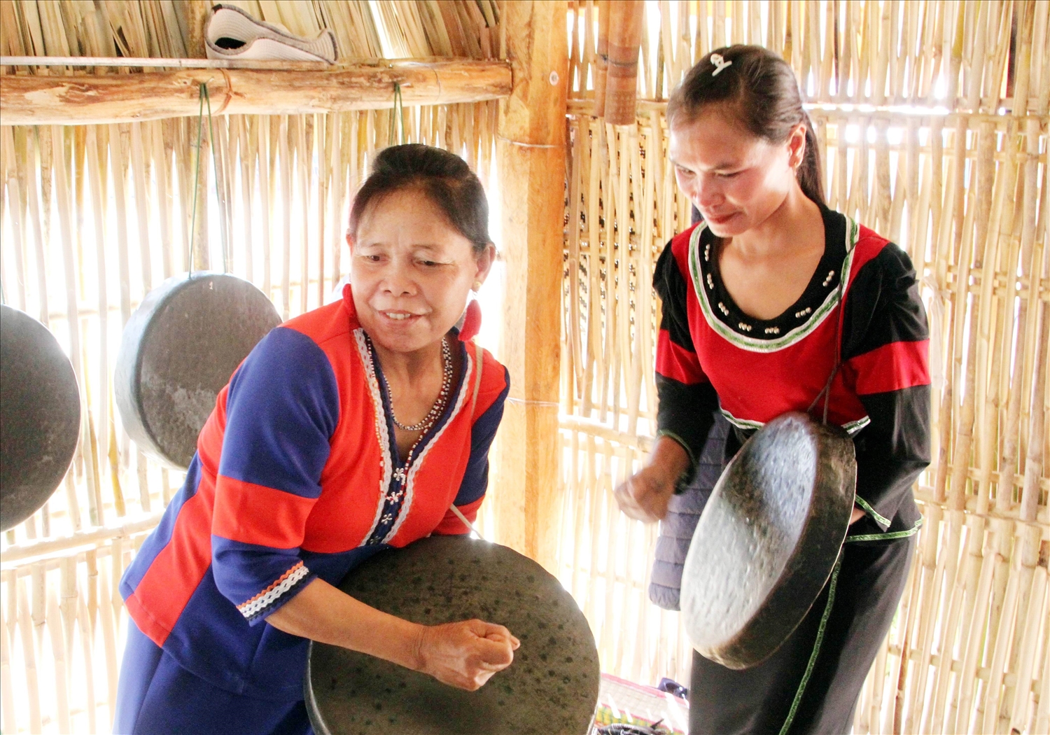 Nghệ nhân Ưu tú Pi Năng Thị Kính ở xã Phước Thắng, huyện Bác Ái, truyền dạy biểu diễn mã la cho thanh niên địa phương. 