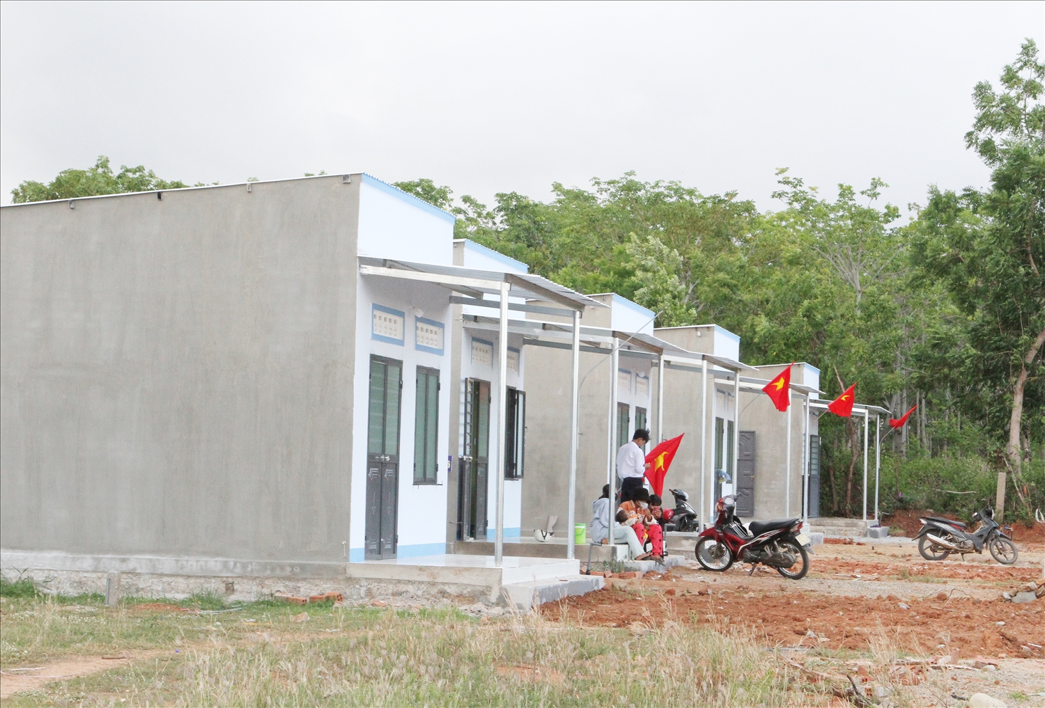  Đồng bào Raglay thôn Mỹ Hiệp thuộc xã Mỹ Sơn, huyện Ninh Sơn, tỉnh Ninh Thuận, được Dự án 1 Chương trình MTQG 1719 hỗ trợ kinh phí thi công mặt bằng cấp đất ở và hỗ trợ kinh phí xây dựng nhà ở.