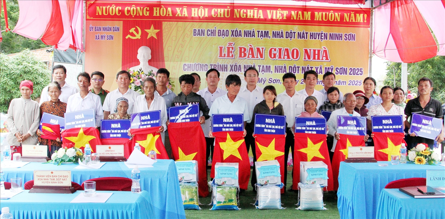 Lãnh đạo huyện Ninh Sơn bàn giao nhà ở cho 18 hộ đồng bào Raglay xã Mỹ Sơn.