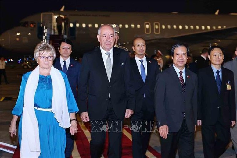 Bộ trưởng Bộ Giáo dục và Đào tạo Nguyễn Kim Sơn đón Tổng thống Hungary Sulyok Tamas và Phu nhân tại Sân bay Quốc tế Nội Bài