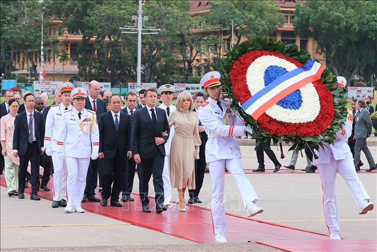 Tổng thống Pháp Emmanuel Macron và Phu nhân đến đặt vòng hoa và vào Lăng viếng Chủ tịch Hồ Chí Minh. Ảnh: TTXVN