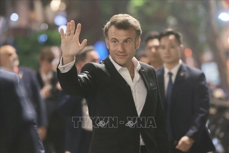 Tổng thống Pháp Emmanuel Macron vẫy chào người dân Thủ đô, tối 26/5. Ảnh: TTXVN