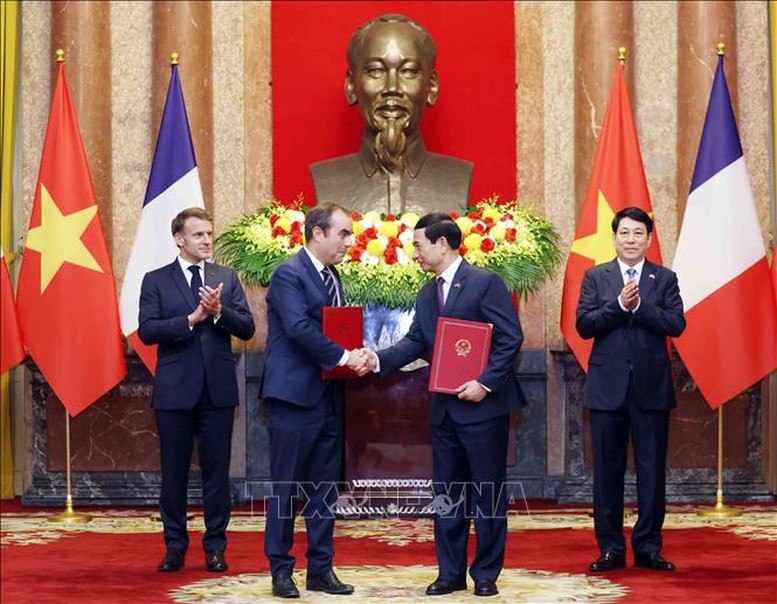 Bộ trưởng Bộ Quốc phòng Phan Văn Giang và Bộ trưởng Bộ Quân đội Pháp Sébastien Lecornu trao đổi Ý định thư giữa Bộ Quốc phòng hai nước về tăng cường hợp tác trong lĩnh vực trang bị quốc phòng. Ảnh: TTXVN