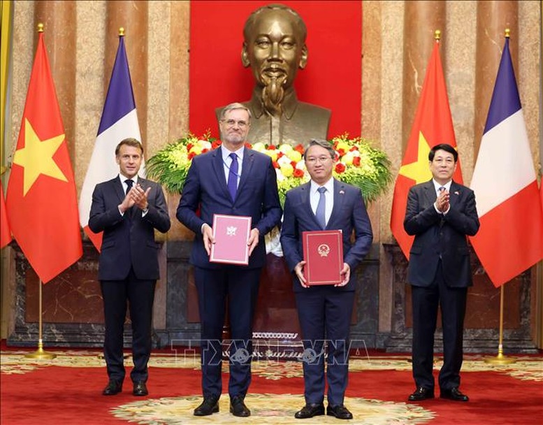 Bộ trưởng Bộ Tư pháp Nguyễn Hải Ninh và Đại sứ Pháp tại Việt Nam Olivier Brochet trao đổi Kế hoạch hợp tác năm 2025 - 2026 giữa Bộ Tư pháp Việt Nam và Đại sứ quán Pháp tại Việt Nam. Ảnh: TTXVN