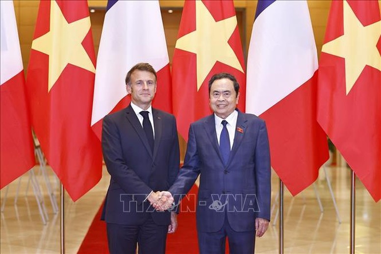 Chủ tịch Quốc hội Trần Thanh Mẫn và Tổng thống Cộng hoà Pháp Emmanuel Macron. Ảnh: TTXVN