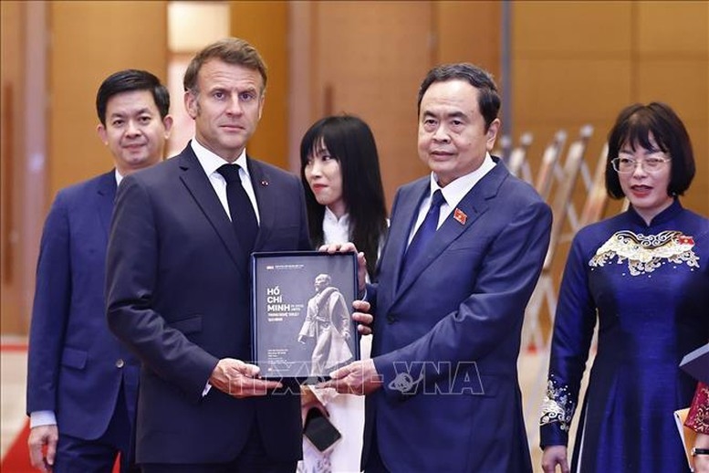 Chủ tịch Quốc hội Trần Thanh Mẫn trao tặng sách về Bác Hồ cho Tổng thống Pháp Emmanuel Macron. Ảnh: TTXVN