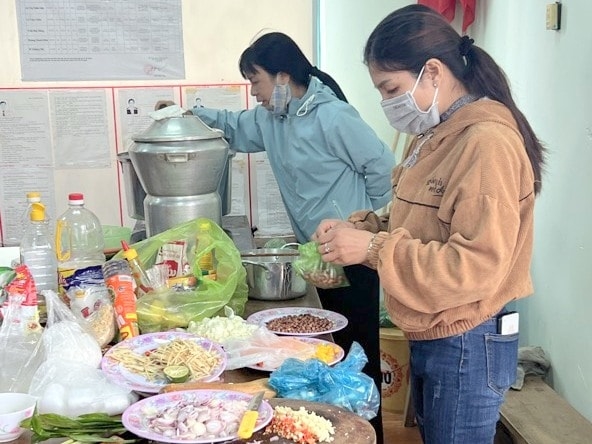  Học viên học thực hành nghề kỹ thuật nấu ăn (ảnh: NT)