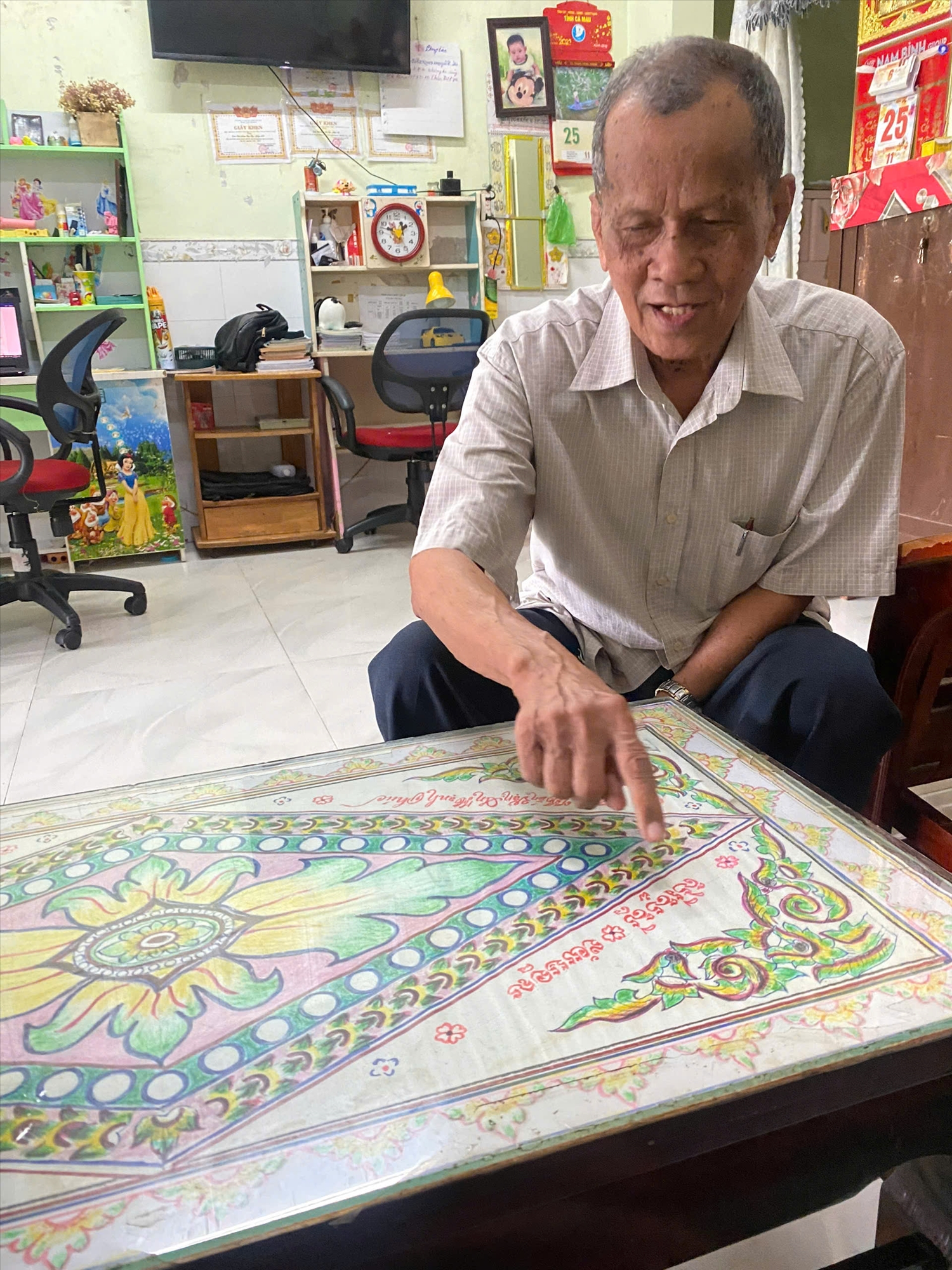Ông Lâm Nuôl luôn nghiên cứu và vẽ những bức tranh để làm dụng cụ học tập cho các cháu vào dịp hè