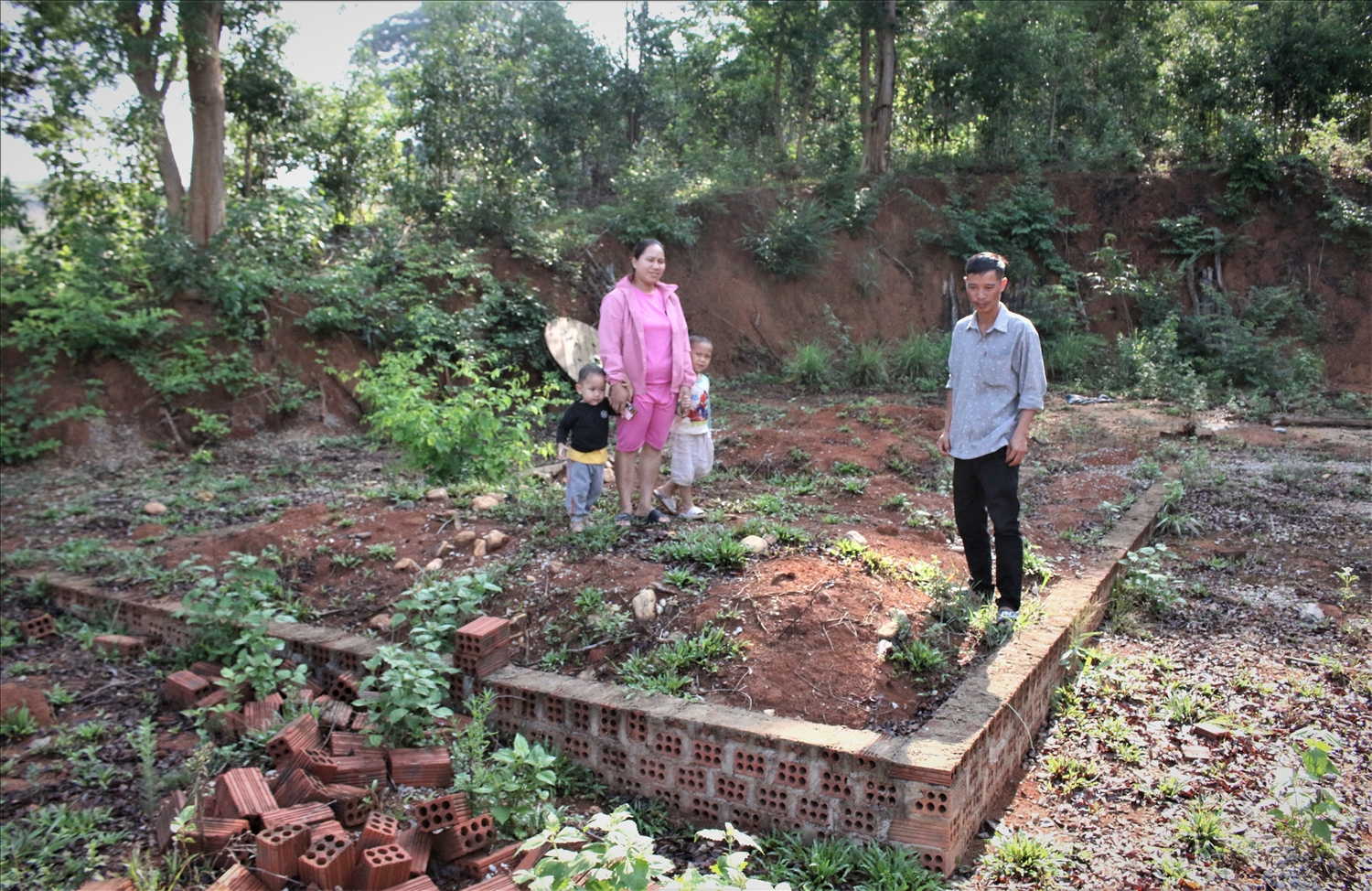 Nhiều căn “nhà tình thương” xây dựng dang dở tại xã Đăk Trăm, huyện Đăk Tô