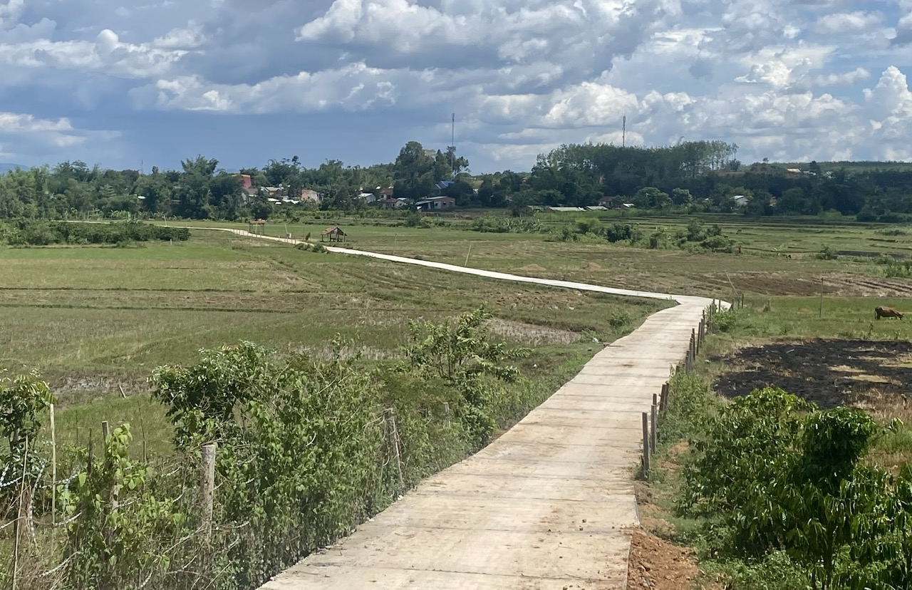 Đường bê tông đi khu sản xuất thôn Plei Chum Đăk Chõa, phường Ngô Mây, thành phố Kon Tum được đầu tư từ nguồn vốn Chương trình MTQG 1719 giúp đồng bào DTTS thuận lợi trong quá trình vận chuyển nông sản 