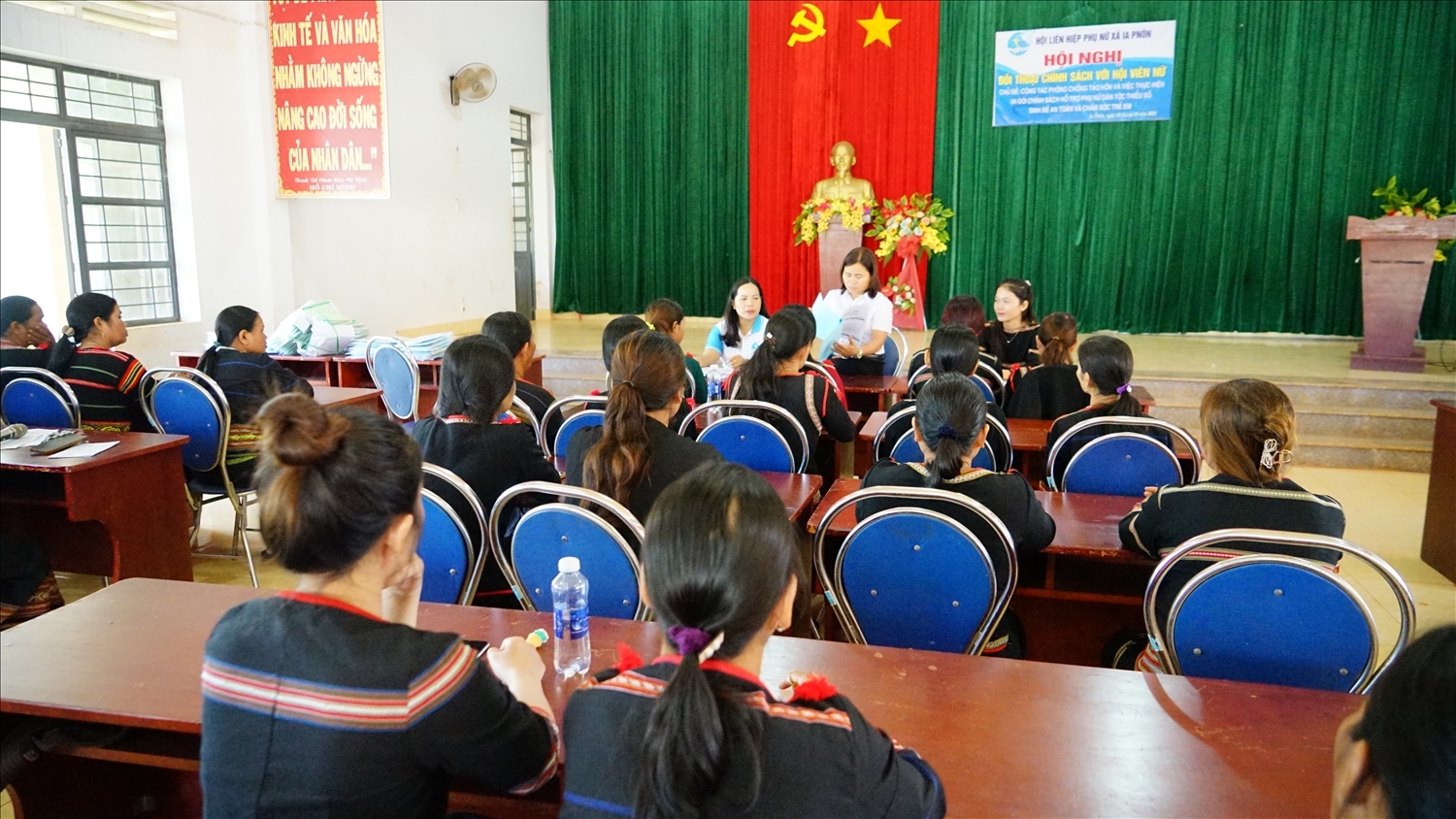 Hội LHPN huyện Đức Cơ đã tổ chức tập huấn về kỹ năng điều hành cho nhóm truyền thông tiên phong thay đổi trong cộng đồng tại xã Ia Pnôn