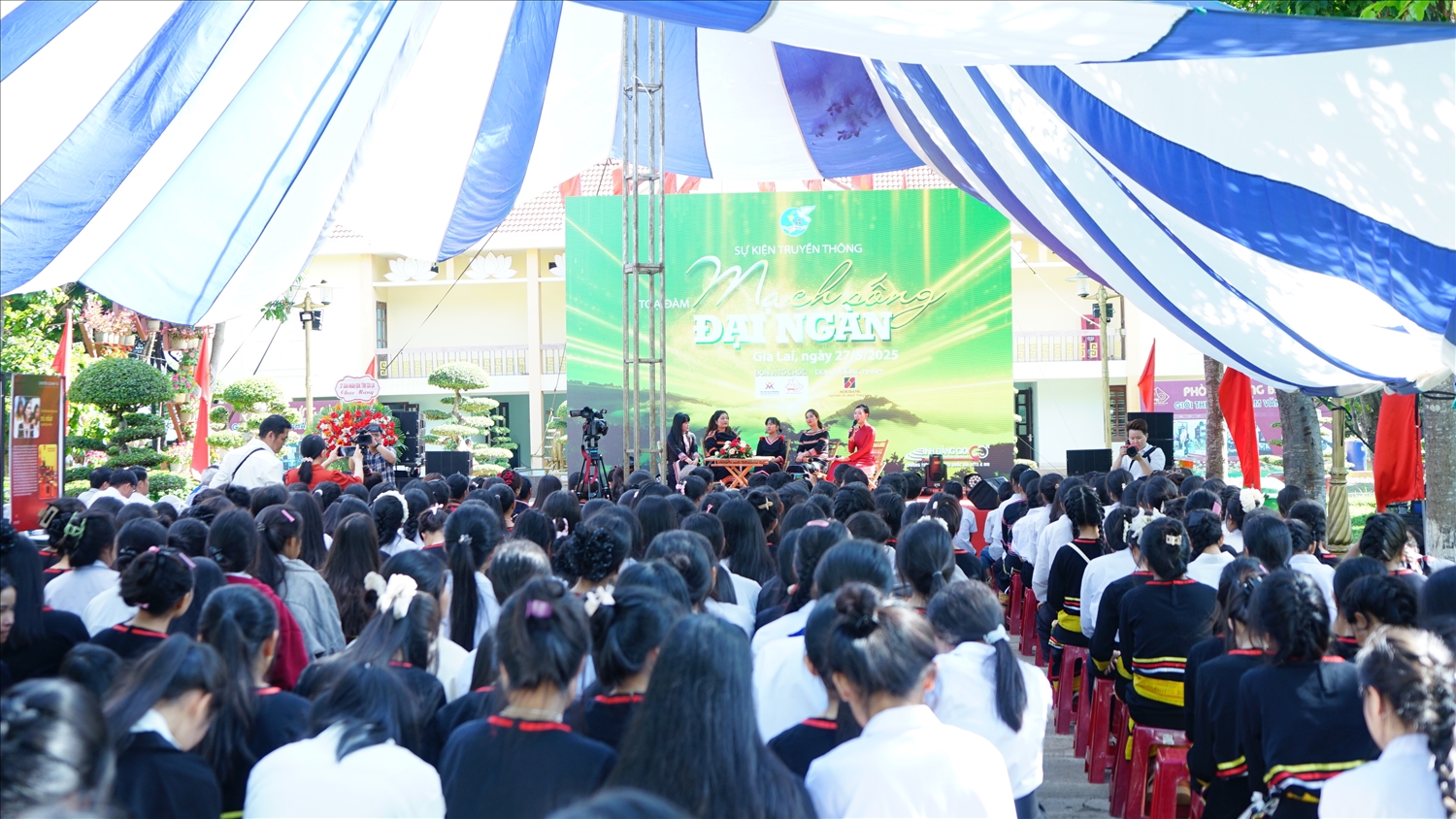 Sự kiện thu hút gần 300 đại biểu tham dự, dõi theo
