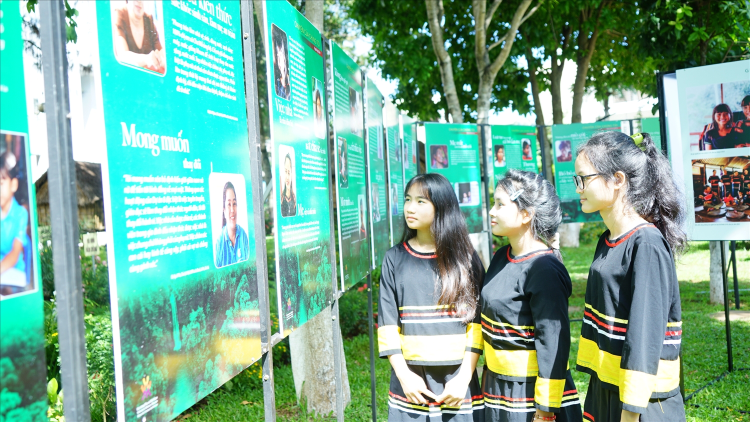 Các em học sinh tìm hiểu những câu chuyện, chia sẻ truyền cảm hứng của phụ nữ và trẻ em DTTTS tại các buôn làng