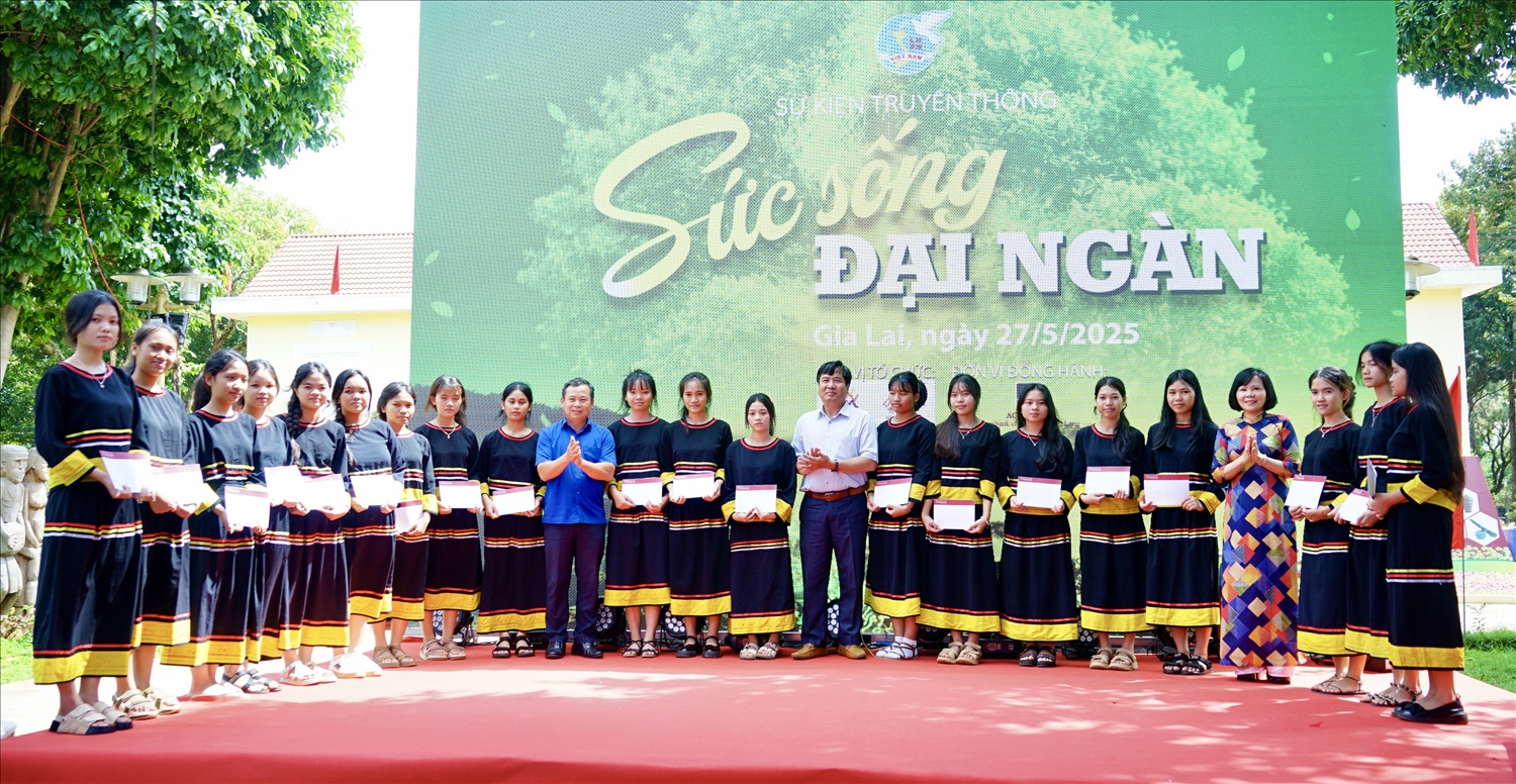 Ban tổ chức trao các suất học bổng cho học sinh DTTS vượt khó