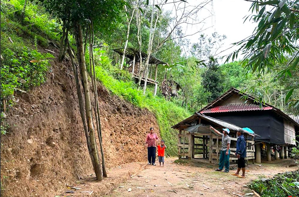 Một căn nhà của người dân xóm Ra Nhong nằm dưới chân núi nên khi có sự cố sạt lở rất dễ bị vùi lấp