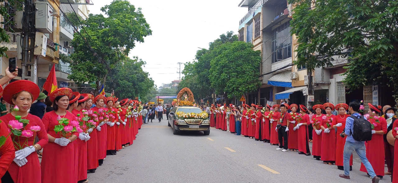 Hàng nghìn Phật tử và người dân địa phương đã có mặt tại chùa Chuông để chào đón xá lợi Đức Phật. Không khí nơi đây tràn ngập sự trang nghiêm và thành kính.