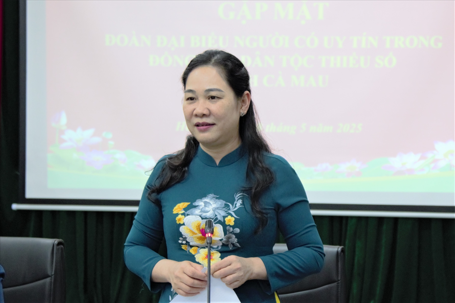Thứ trưởng Bộ Dân tộc và Tôn giáo Nông Thị Hà phát biểu tại buổi gặp mặt