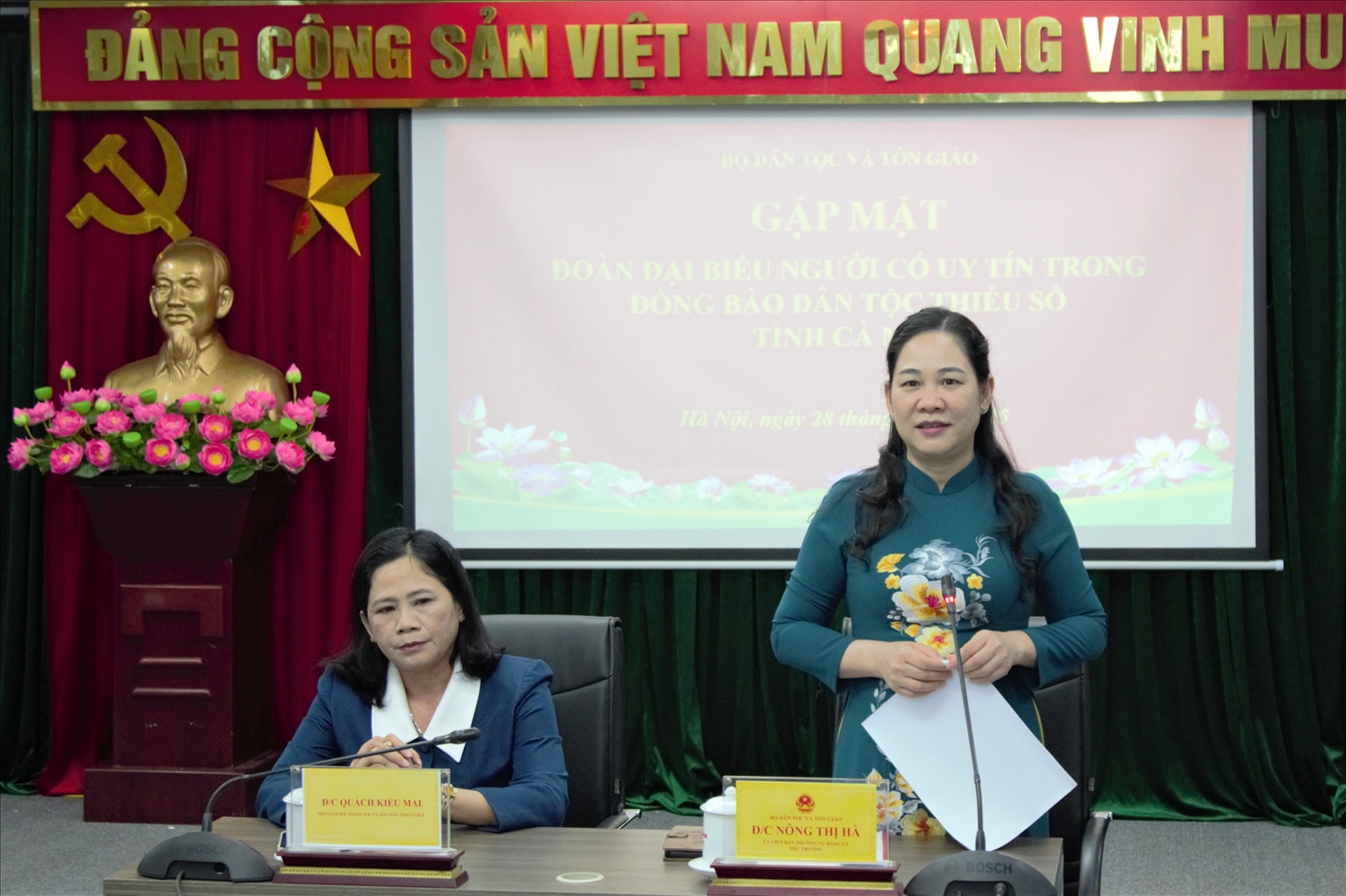 Thứ trưởng Bộ Dân tộc và Tôn giáo Nông Thị Hà (bên phải) và Phó Giám đốc Sở Dân tộc và Tôn giáo tỉnh Cà Mau Quách Kiều Mai tại buổi gặp mặt