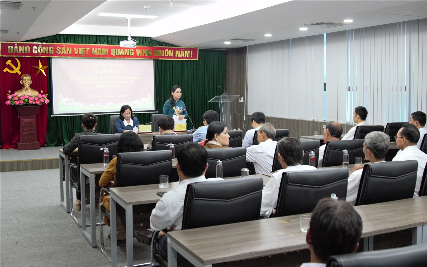 Thứ trưởng Bộ Dân tộc và Tôn giáo Nông Thị Hà tiếp đón đoàn đại biểu Người có uy tín tỉnh Cà Mau