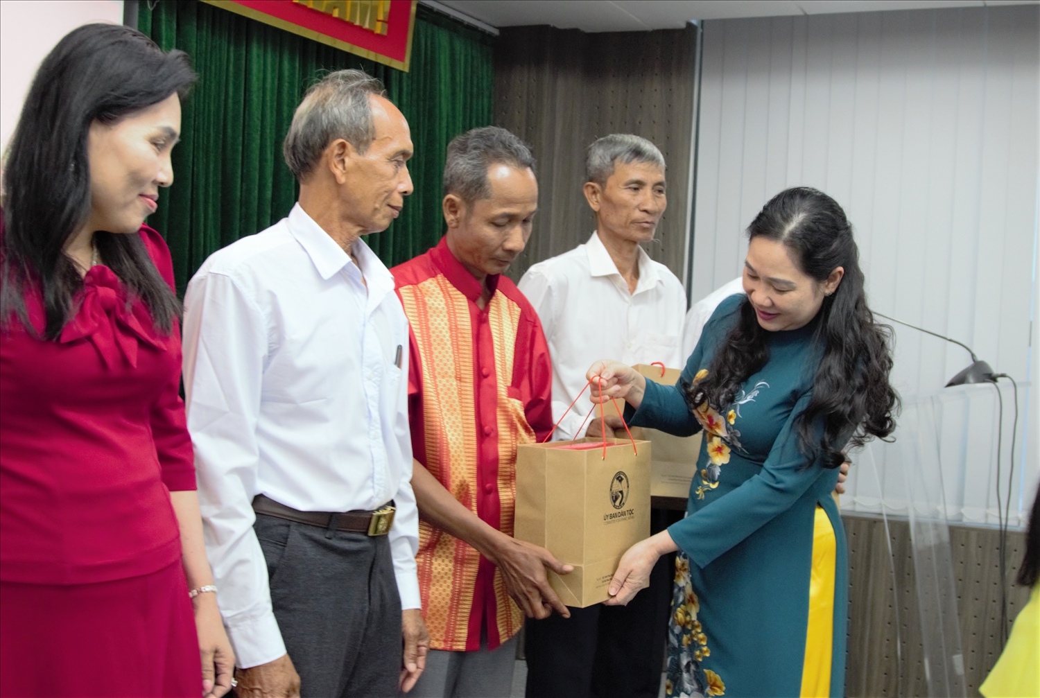 Thứ trưởng Bộ Dân tộc và Tôn giáo Nông Thị Hà thăm hỏi và trao quà cho các vị Người có uy tín tỉnh Cà Mau