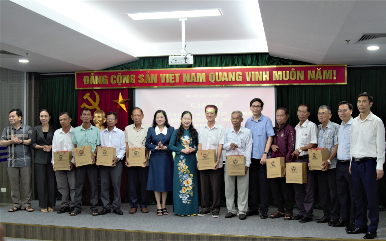 Thứ trưởng Bộ Dân tộc và Tôn giáo Nông Thị Hà trao quà, chụp ảnh lưu niệm với lãnh đạo Sở Dân tộc và Tôn giáo và đại biểu Người có uy tín tỉnh Cà Mau 